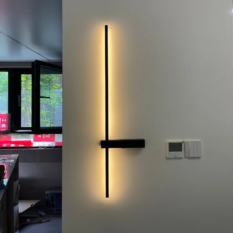 Czarna lampa ścienna, nowoczesna minimalistyczna do sypialni